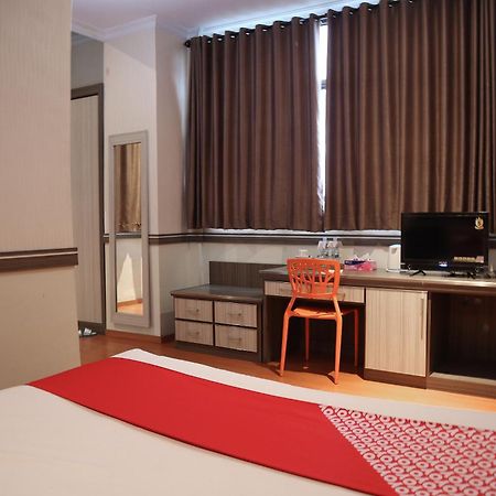 Oyo 742 Mona Plaza Hotel Pekanbaru Zewnętrze zdjęcie