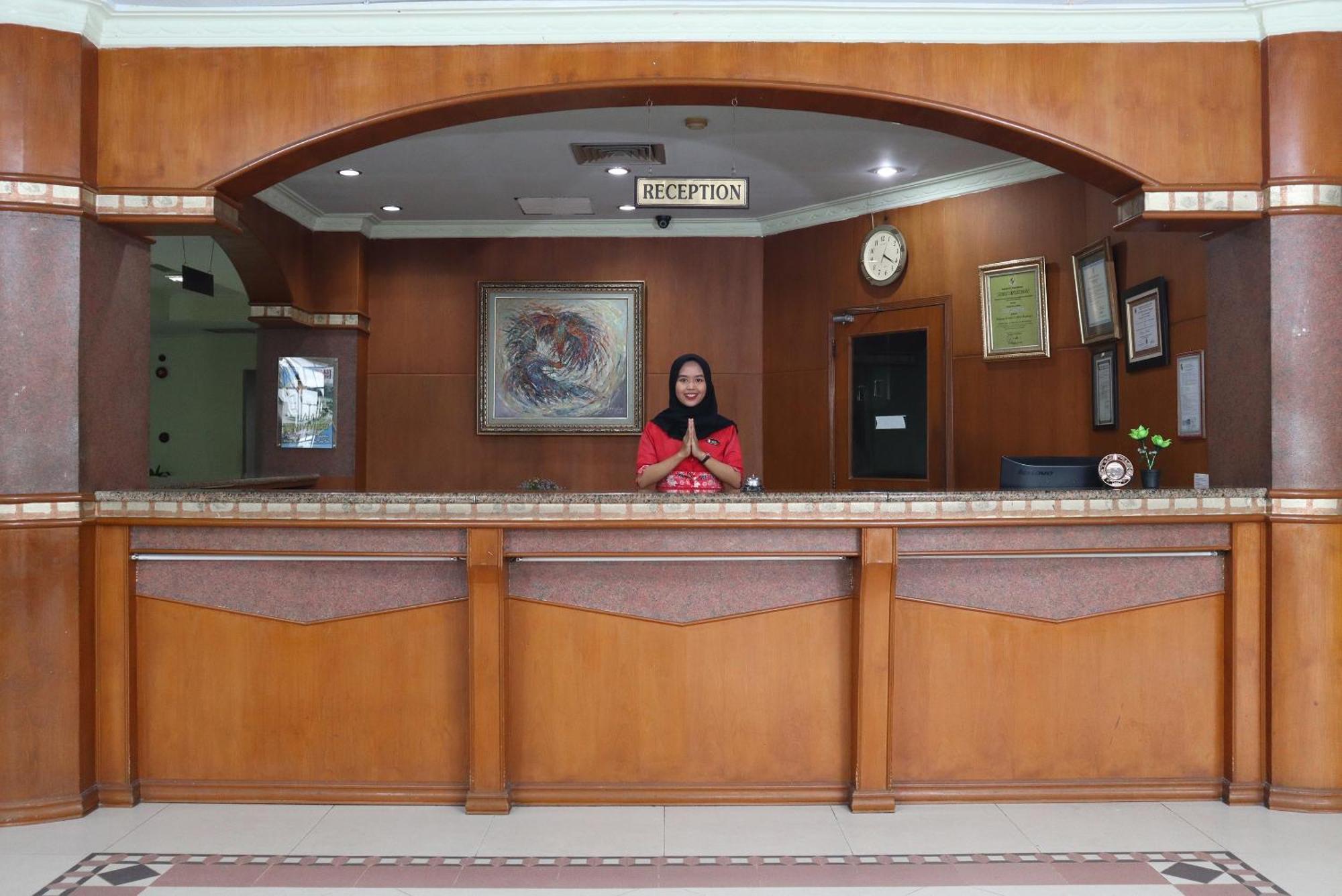 Oyo 742 Mona Plaza Hotel Pekanbaru Zewnętrze zdjęcie